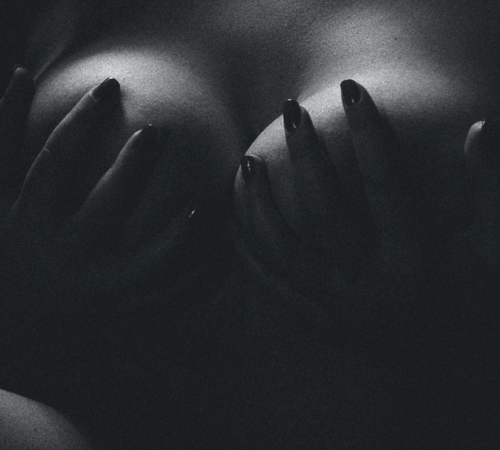 Mazofilia: saiba tudo sobre o fetiche por seios grandes 