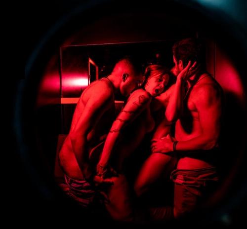 Como funciona o universo do swing (a famosa troca de casais)? 