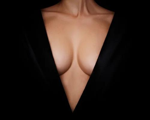 Posições que valorizam os seios pequenos 